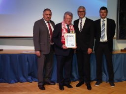 c_photo_plohe_r2139_ehrenprasident hans friedinger